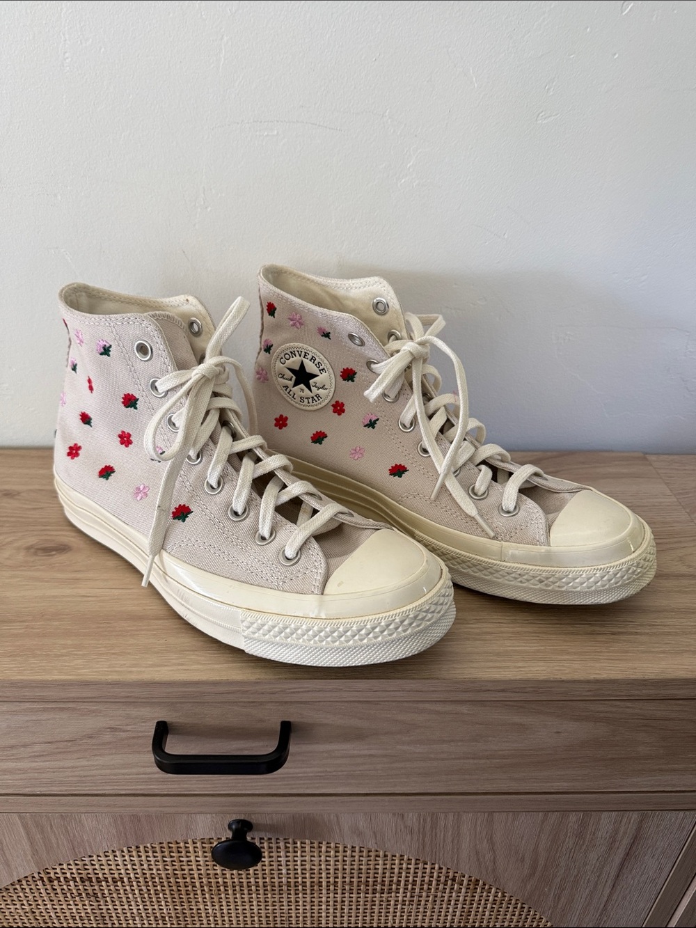 Embroidered Floral High Tops Canvas Sneakers Converse Chuck 70 Desert Sand Egret